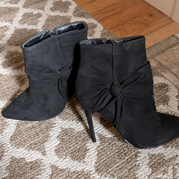 Heel ankle black suede boots